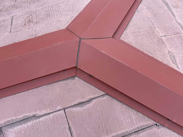 新たな棟板金の様子